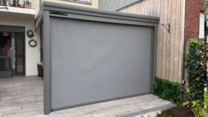 Terrasoverkapping met screen (op zonne-energie)