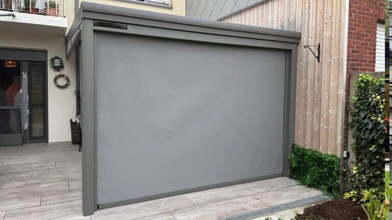 Terrasoverkapping met screen (op zonne-energie)