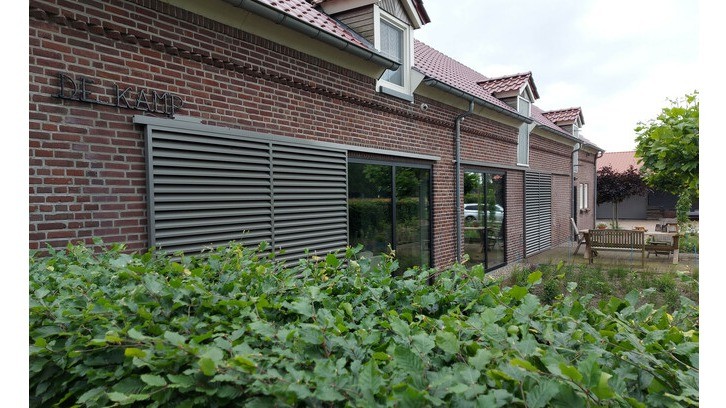 Bij dit landhuis lopen de louvers op rolletjes