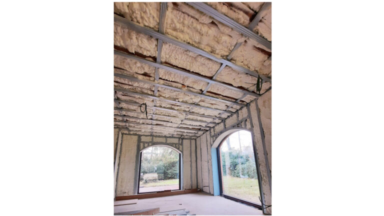 PLAFOND EN MUUR – Opencelliig PU-schuim brut gespoten