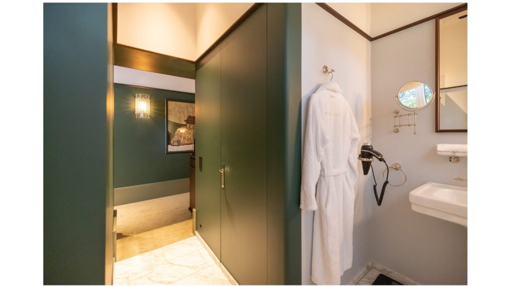 FnS Invisible – ingepleisterde deur