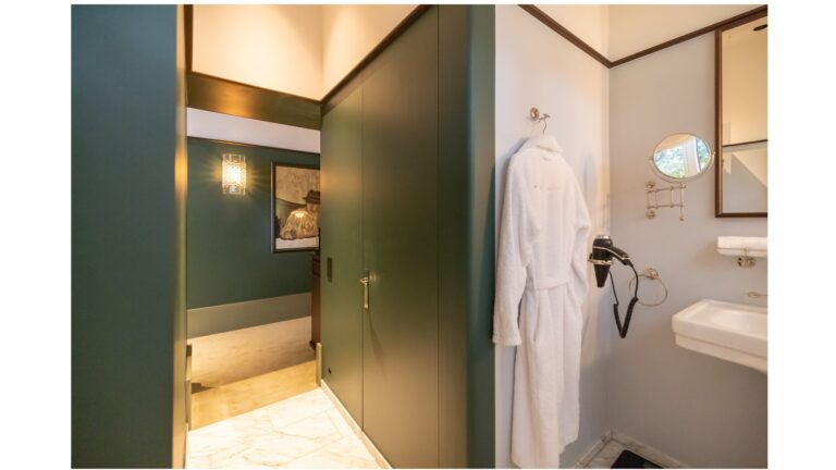 FnS Invisible – ingepleisterde deur