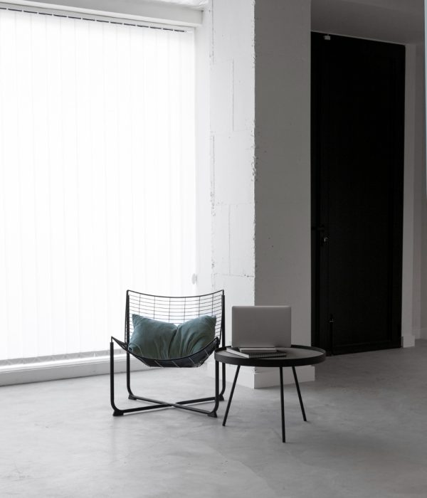 Strakke gietvloer met stoel