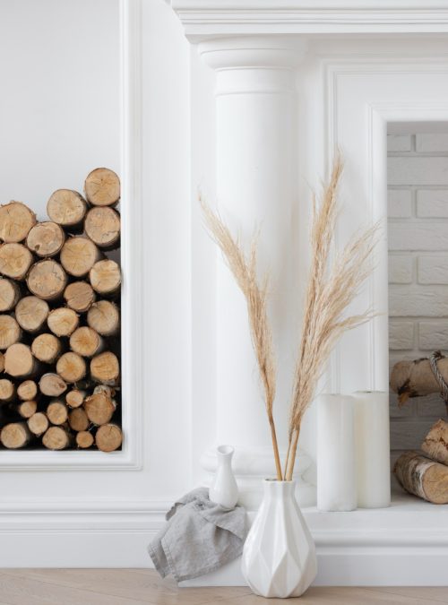 Decoratie bij witte muur