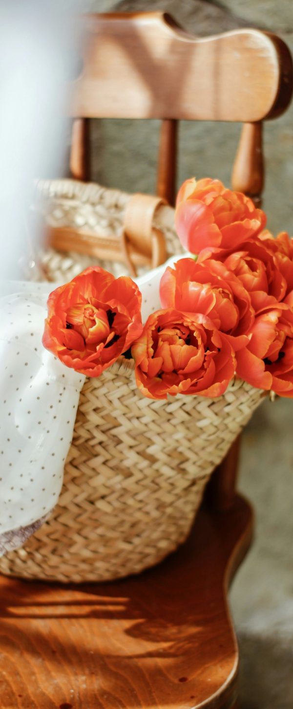 nataliya-melnychuk-u5Dt2Q5IxrM-unsplash Bloemen in een gewoven mand