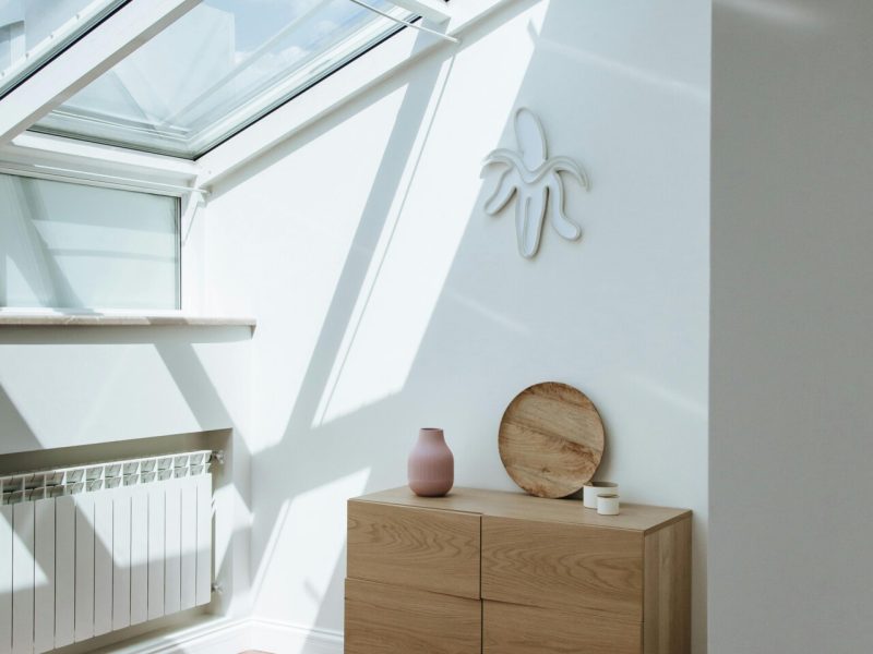 pexels-ron-lach-10222712 Lichtinval door grote ramen met aluminium frames geeft een ruim gevoel.
