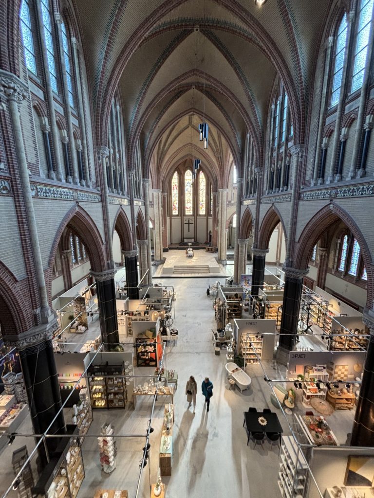 Showroom in kerk met allemaal verschillende merken