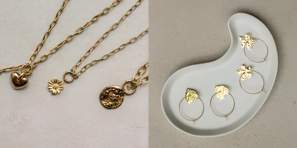 Atelier Jude - Gouden kettingen en oorbellen op beige achtergrond