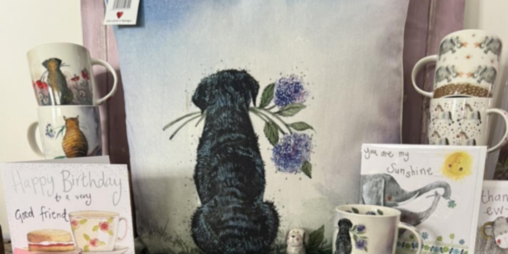 Cadeaus met zwarte hond, kattenmokken en wenskaarten