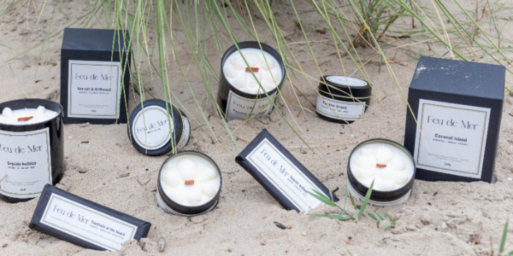 Feu de mer - Geurkaarsen en zeezoutproducten op zand tussen duingras