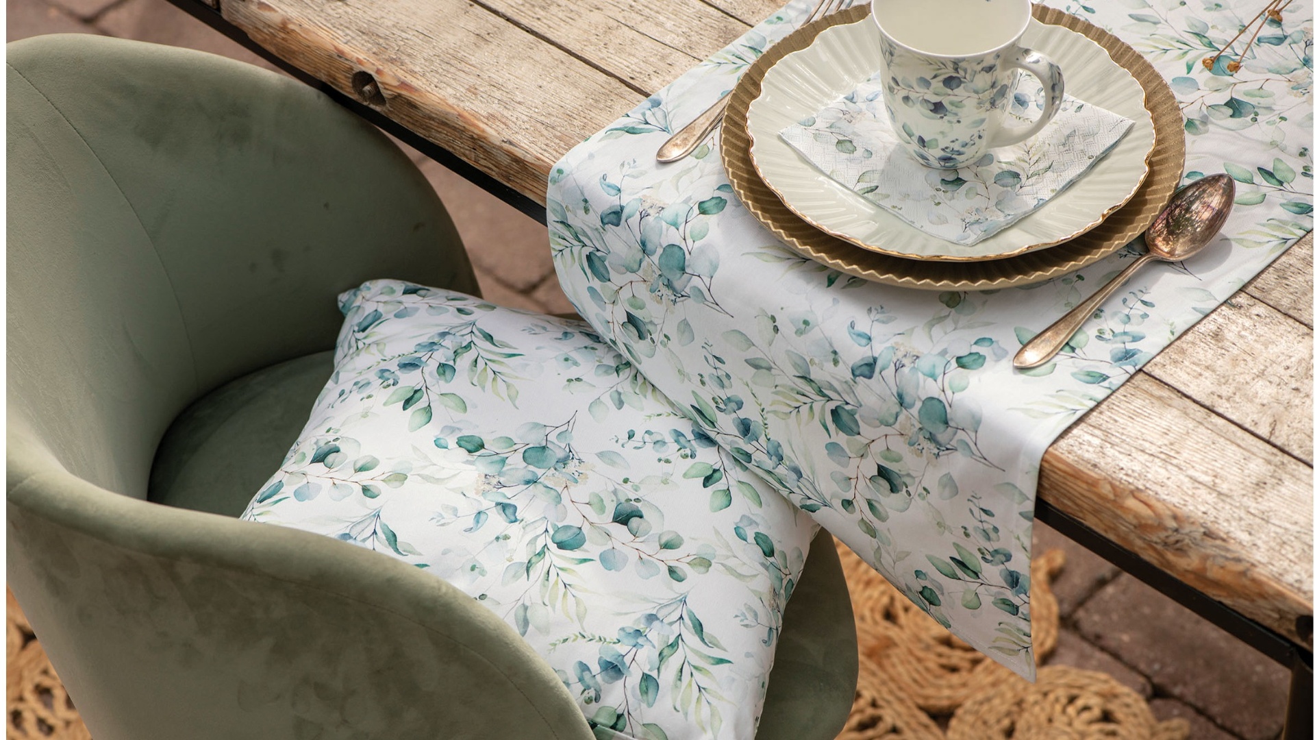 Our Everyday series: Eucalyptus all over. Trendy, sleek and elegant napkins and table decorations