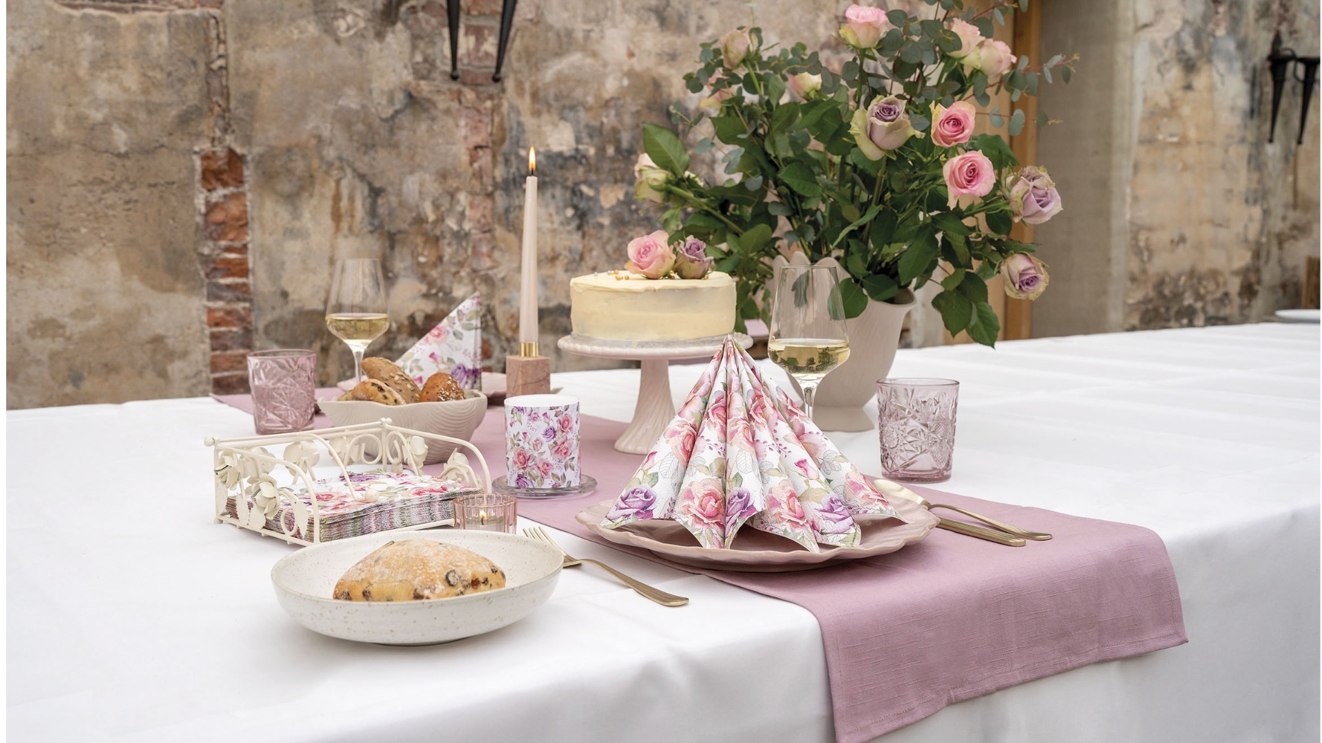 Our romantic summer series: Josephine. Feminin and elegant napkins and table decorations