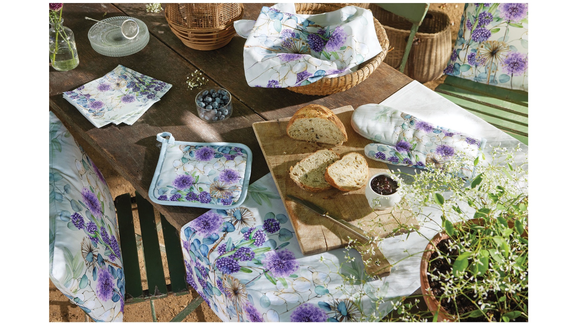 Summer flowers like our ‘Lunaria’ can’t be missed. See the complete series at our booth