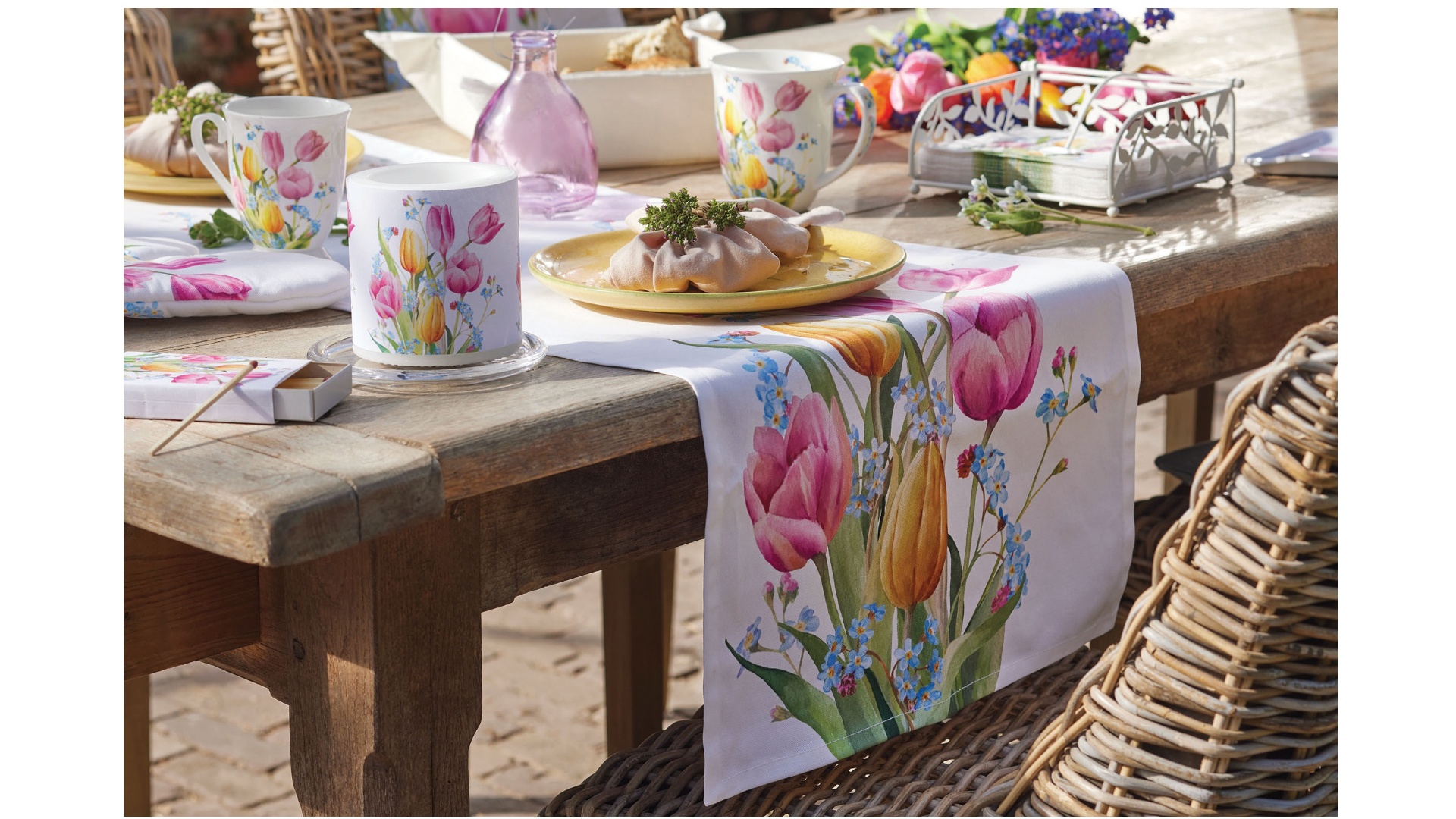 One of our spring bloomers: Tulips bouquet. Napkins and table decorations