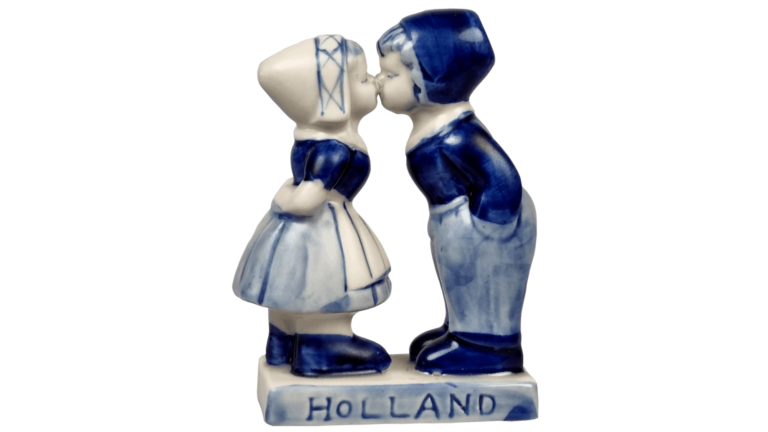 Delftsblue Kissing Couple