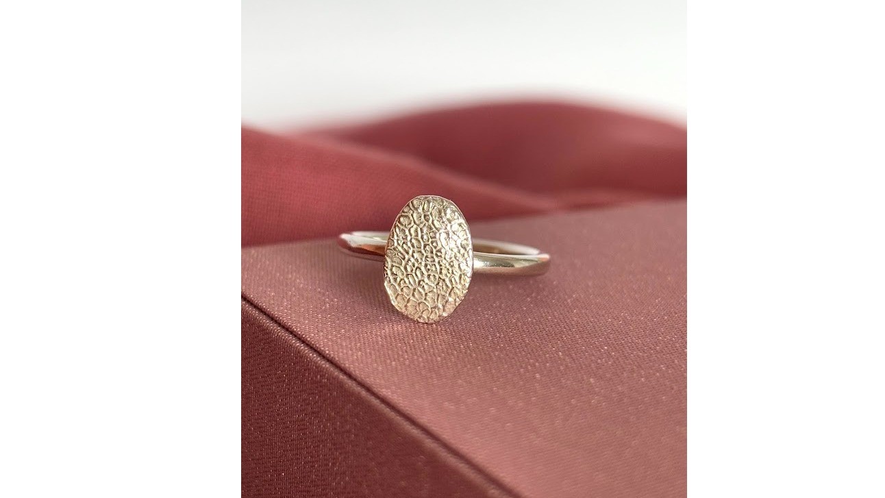 Een ring met de unieke poot-of neusafdruk van een viervoeter, op maat gemaakt in sterling zilver – een blijvend en tastbaar aandenken de speciale band tussen mens en huisdier
