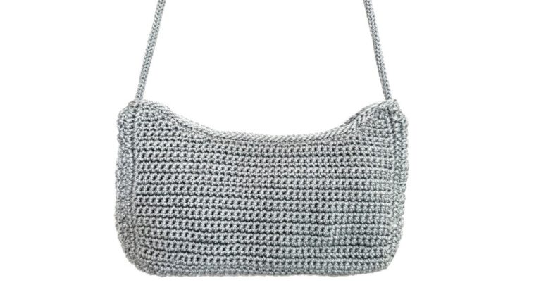 .**Model Charlie with adjustable strap** Beautiful, hand-crocheted shoulder bag. A new model from the brand BAYUXX. An incredibly versatile hand-crocheted bag. Super practical thanks to its adjustable strap.
