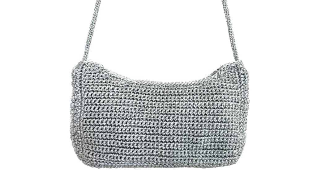 .**Model Charlie with adjustable strap** Beautiful, hand-crocheted shoulder bag. A new model from the brand BAYUXX. An incredibly versatile hand-crocheted bag. Super practical thanks to its adjustable strap.