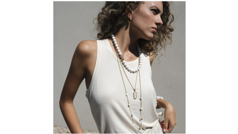 White Dreams is een  collectie gebaseerd op strakke lijnen en subtiele details. Verschillende tinten wit met vleugjes grijs en kristallen vormen een harmonieus geheel. De contrasten tussen matte en gepolijste gouden oppervlakken geven de sieraden inhoud.