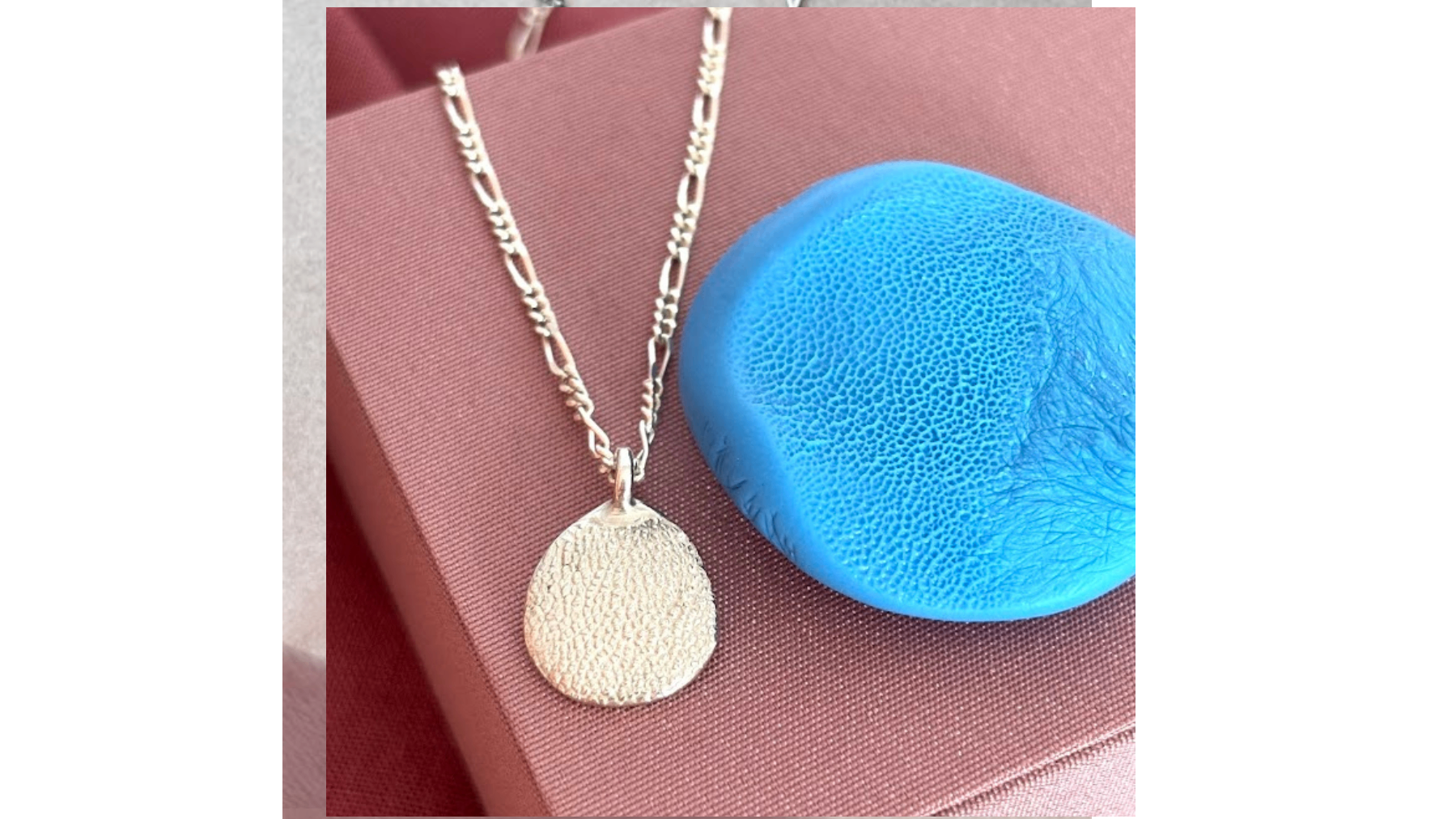 De silicone afdruk die de klant kan maken met onze afdrukkit. Op basis hiervan wordt het juweel gemaakt in sterling silver