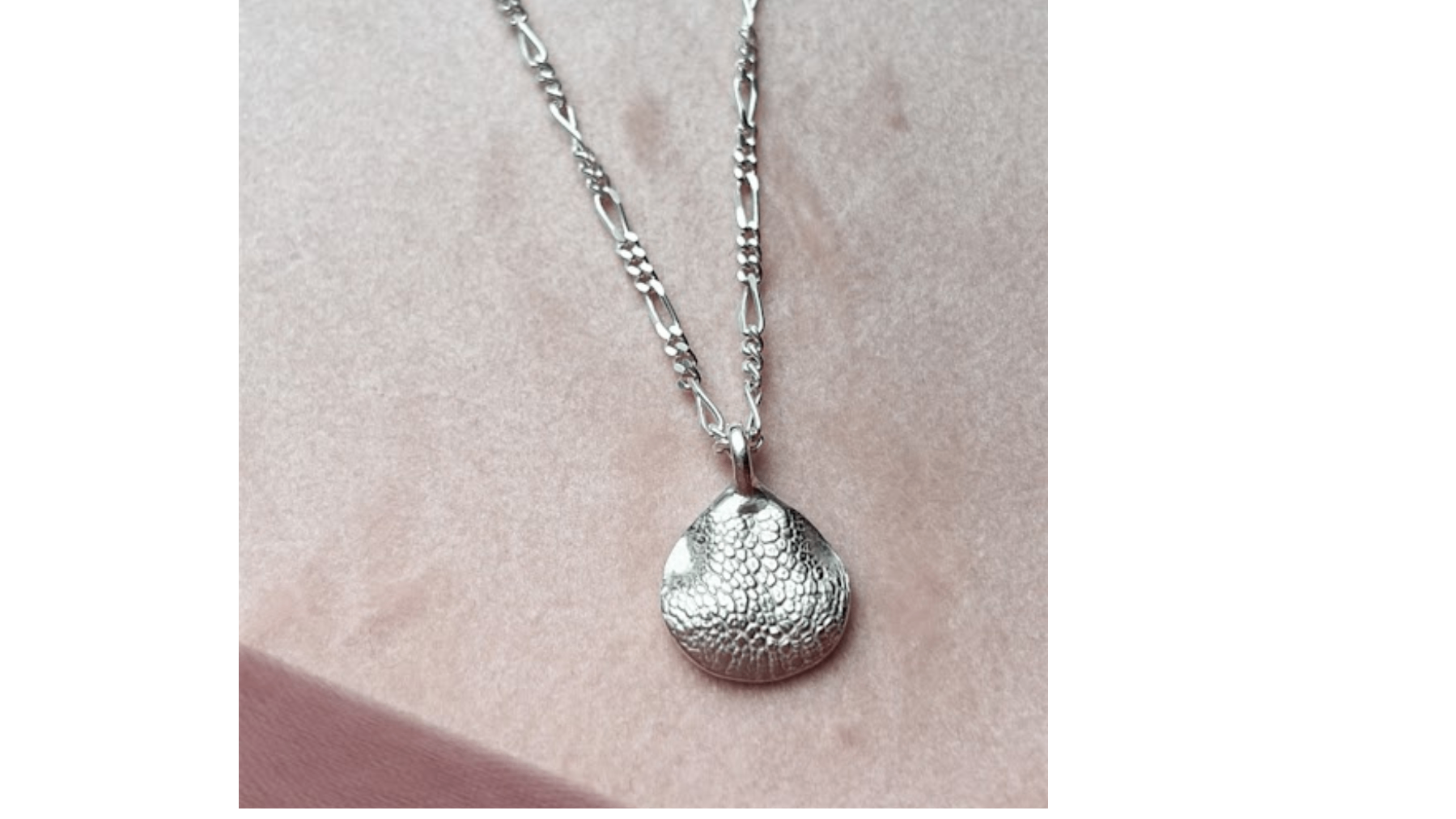 Een ketting met de unieke poot-of neusafdruk van een viervoeter, op maat gemaakt in sterling zilver – een blijvend en tastbaar aandenken de speciale band tussen mens en huisdier