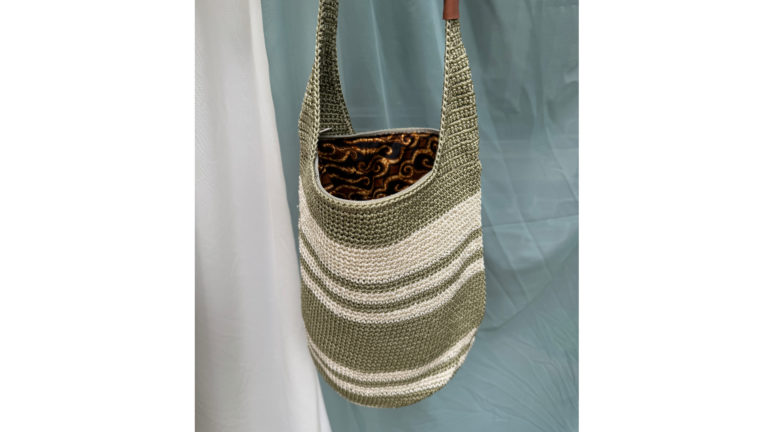 Mata Hari, ontzettend fijn buidel model. Rond gehaakt en lekker ruim. met authentieke batik voering, met veel zorg gemaakt door onze haaksters in Bali. Sluit met een rits en heeft handige extra vakjes waarvan 1 met rits.
