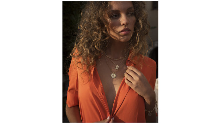 Vibrance is een prachtige, kleurrijke collectie die je zomeroutfit de perfecte touch geeft. De collectie is gebaseerd op getextureerde munten versierd met glinsterende steentjes.