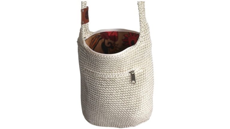 Bibi, mooie, met de hand gehaakte tas in buidelvorm uit Bali.  Handig model, draagt lekker licht. Sluit met een rits en heeft nog een extra voorvakje met rits. Authentieke batik voering. Onze haaksters op Bali haken de tassen met veel zorg en liefde