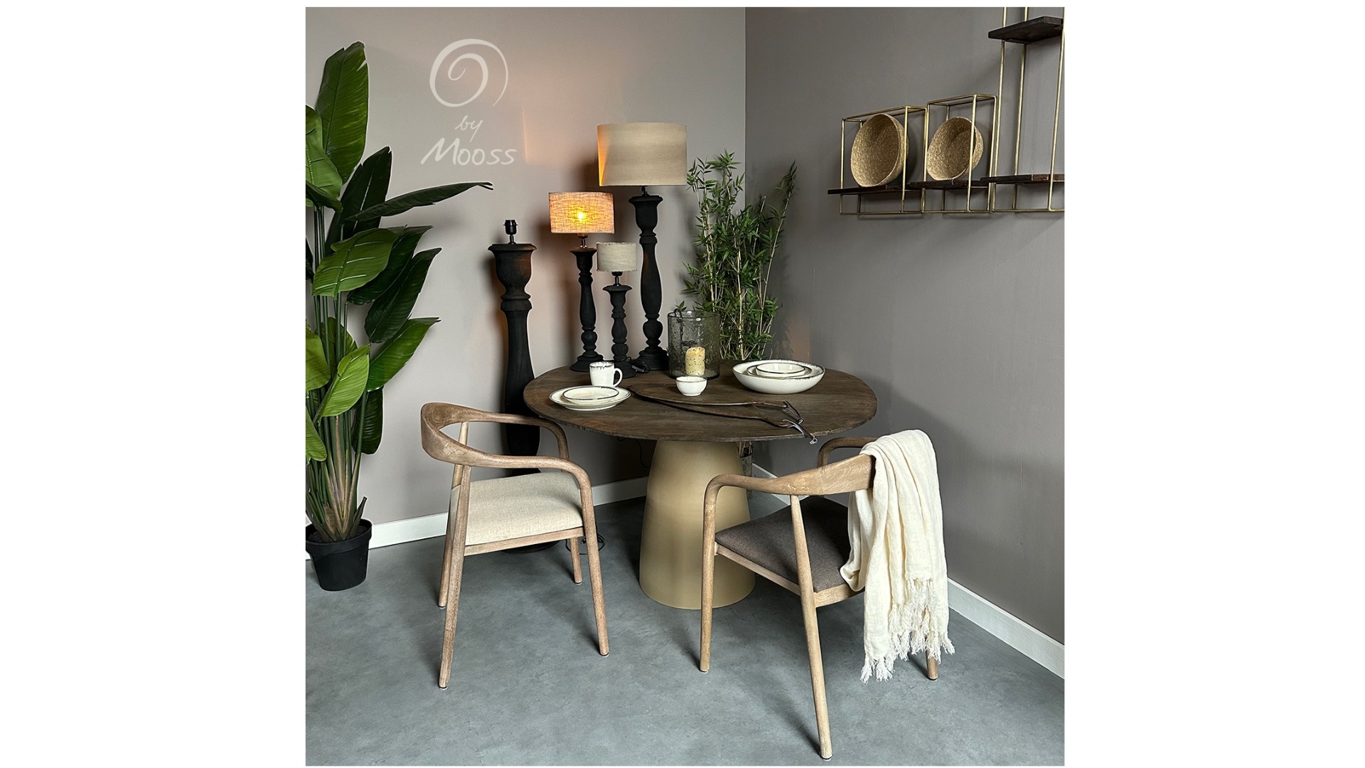 Oil antique tafels en woonaccessoires