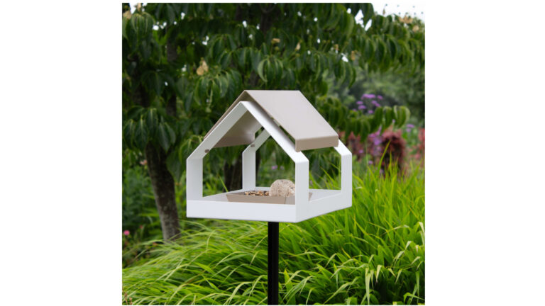 The Barn bird feeder with pole – white / sand