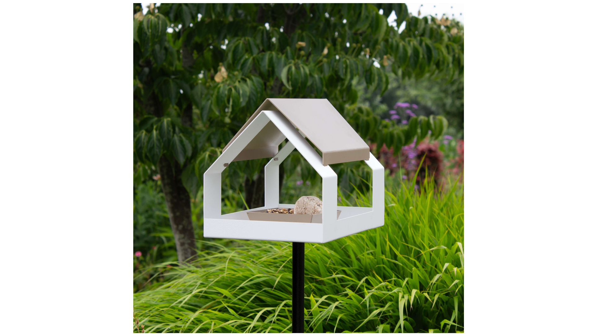 The Barn bird feeder with pole – white / sand
