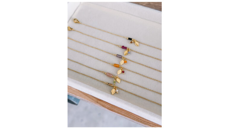 Armbandjes met natuursteentjes