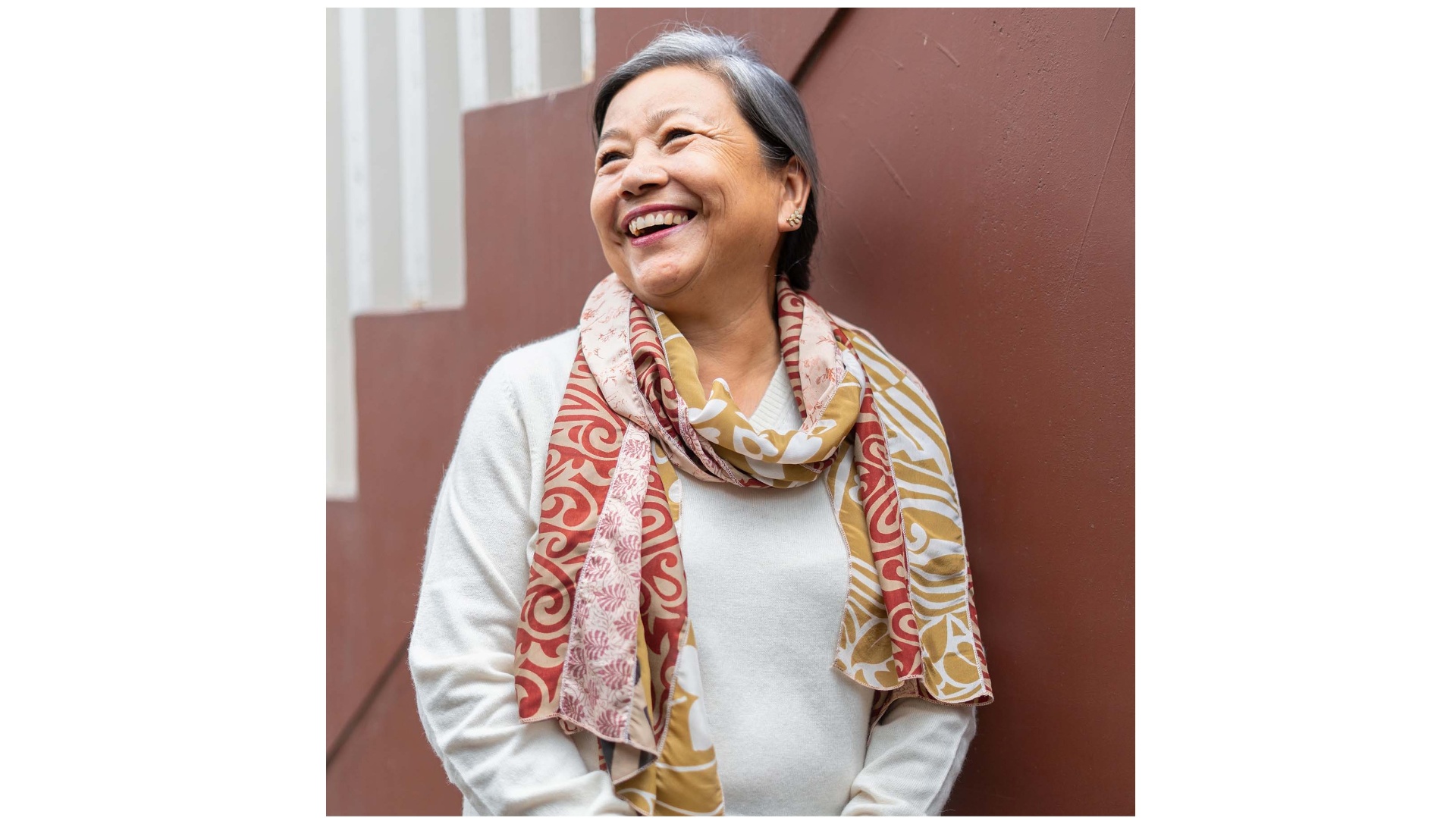 Sari Sjaal in aardetinten