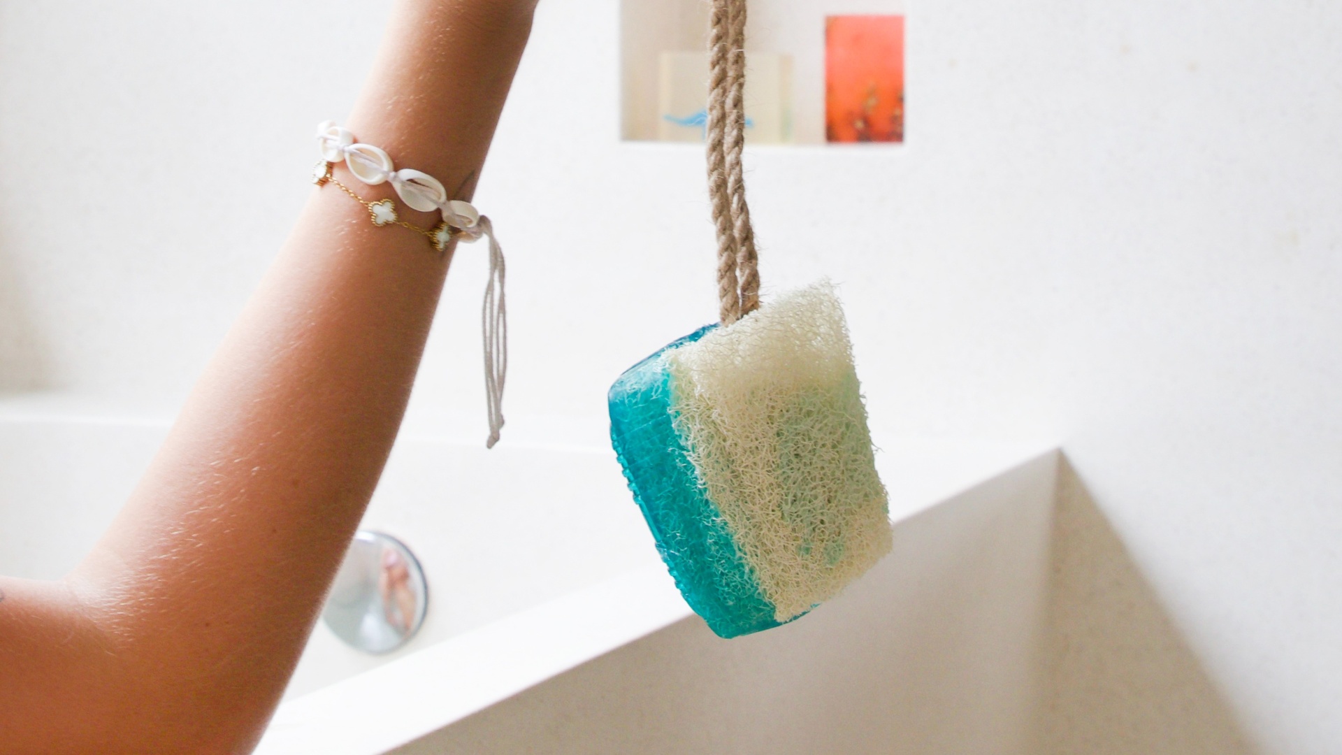 Traditionally inspired hammam soap with a fresh, herbal scent. Deeply cleanses, relaxes body and mind, and leaves the skin soft and purified. Suitable for all skin types.