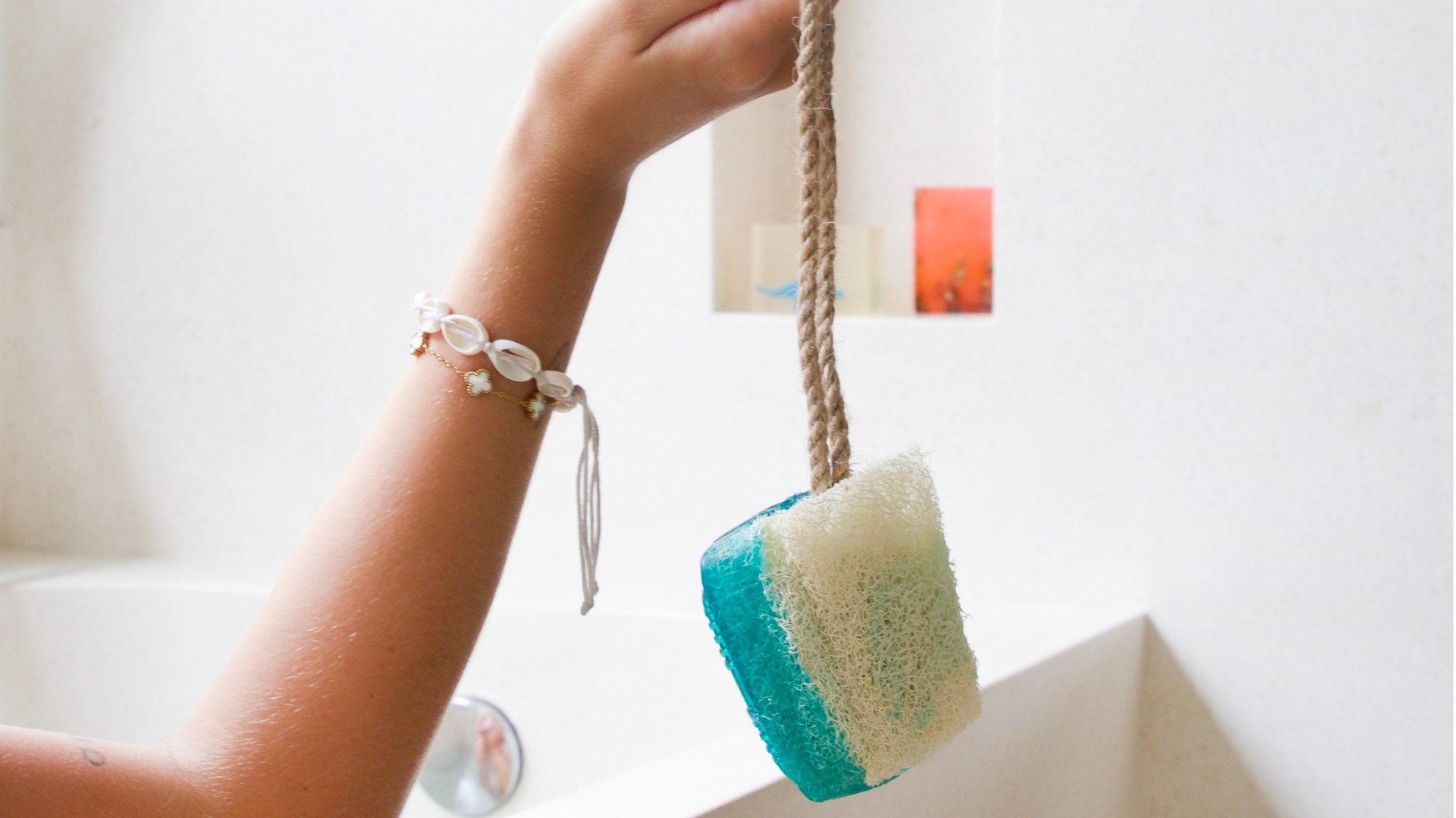 Traditioneel geïnspireerde hamam zeep met een frisse, kruidige geur. Reinigt diep, ontspant lichaam en geest, en laat de huid zacht en gezuiverd achter.