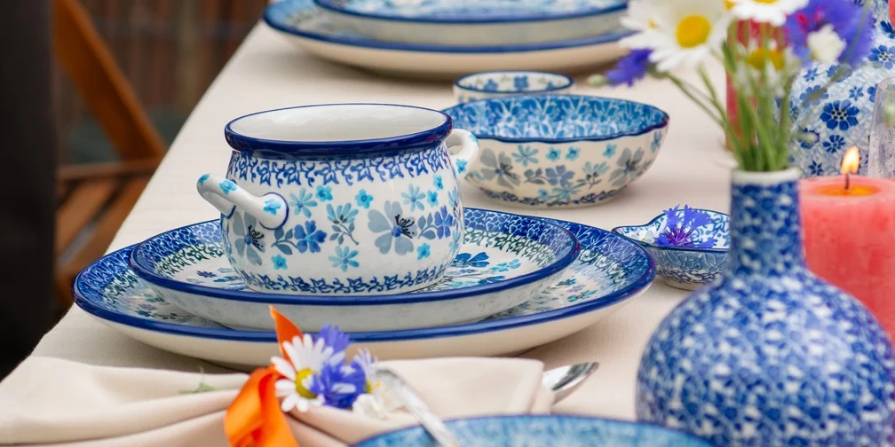 Bunzlau Castle - Blauw-wit servies met bloemen op feestelijk gedekte tafel