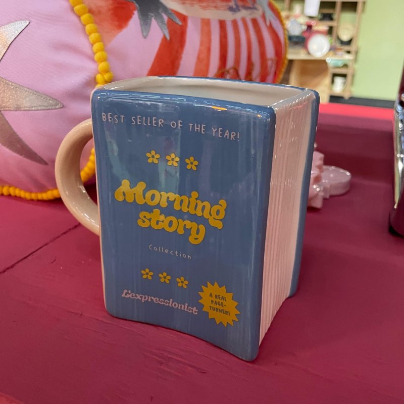 Boekvormige blauwe mok met Morning Story-opdruk