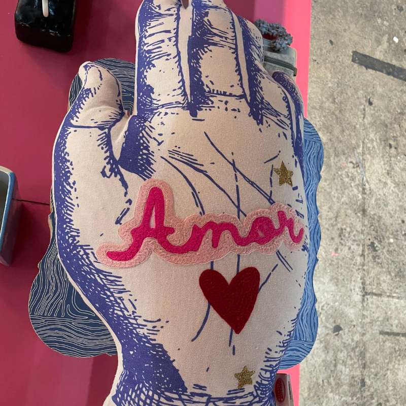 Decoratief kussen in handvorm met 'Amor' en hart
