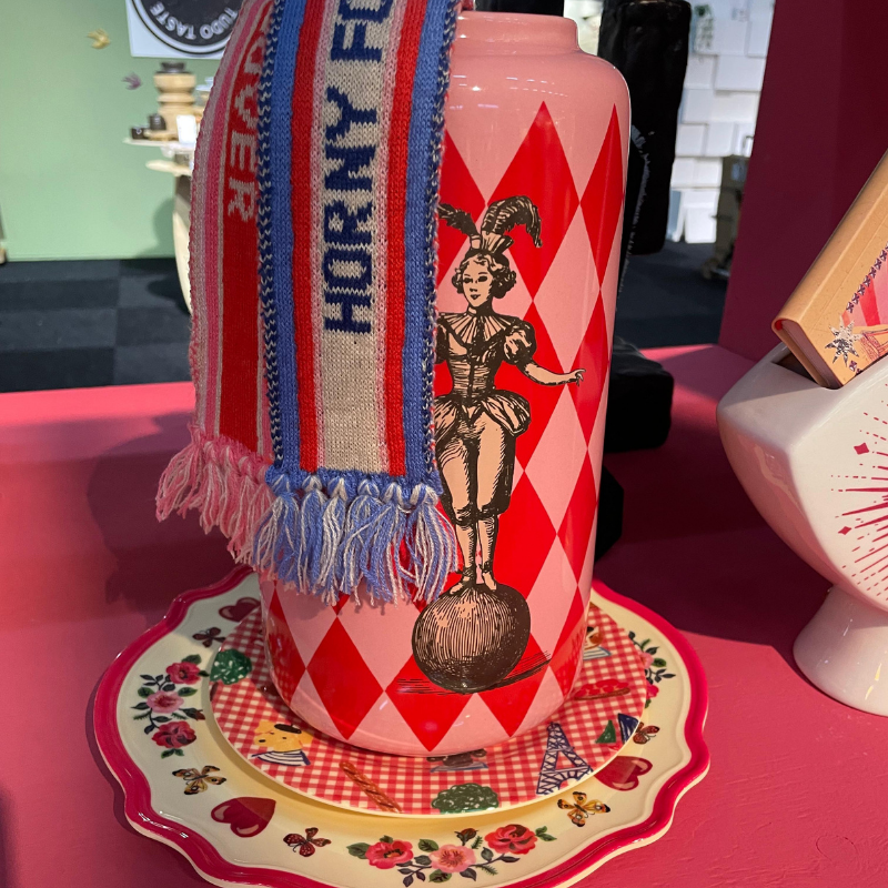 Roze vaas met harlekijnpatroon en circusfiguur
