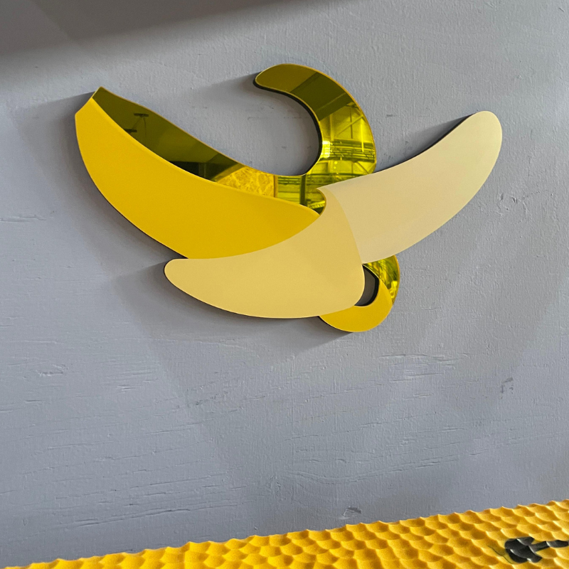Abstracte gele wandsculptuur met gebogen vormen