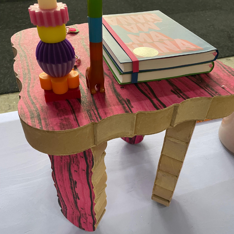 Kleurrijk kartonnen tafeltje met boeken en speelgoed