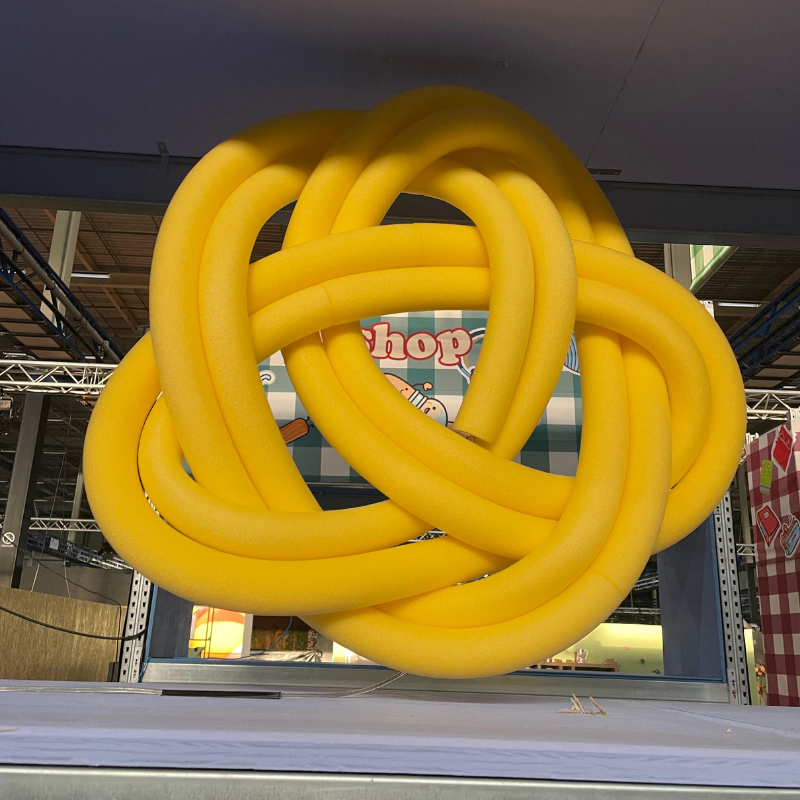 Grote gele knoop van schuimrubberen buizen