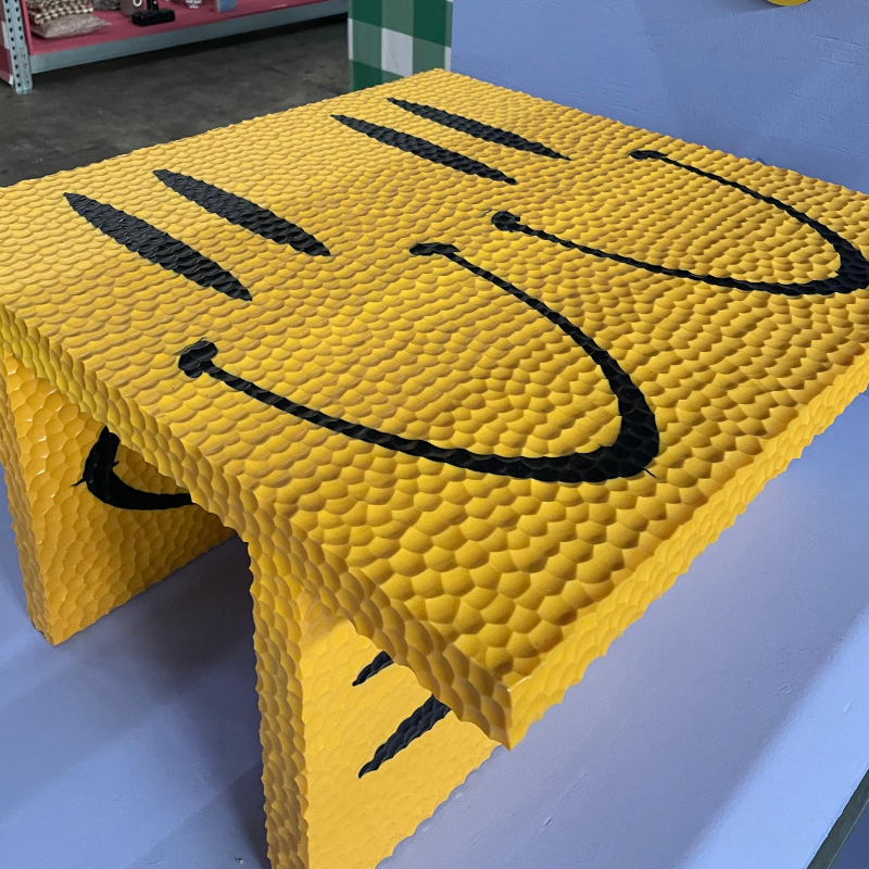 Gele antislipmat met zwarte lijnen en pijlen