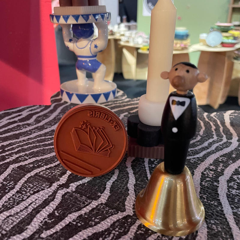 Decoratieve bellenman, kaars en keramische figuren op tafel