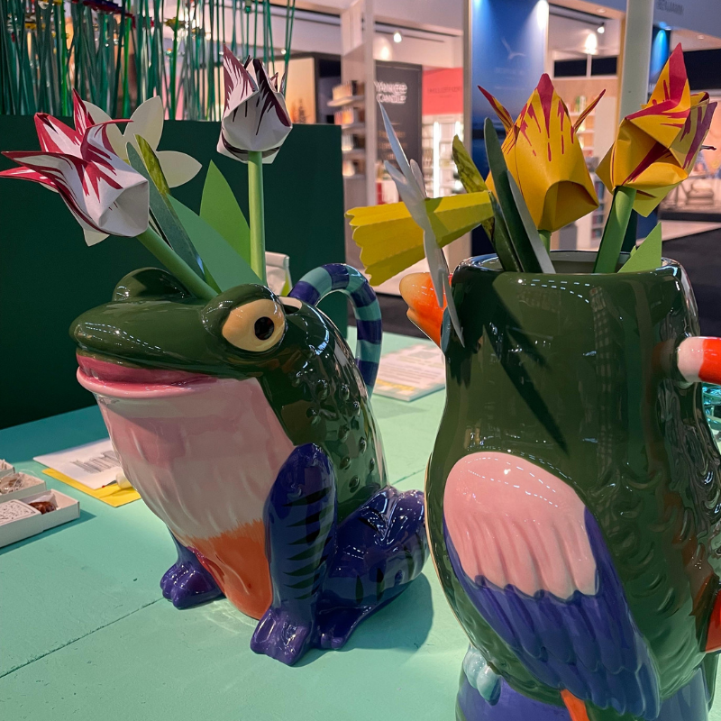 Keramische kikkervazen met kleurrijke papieren bloemen