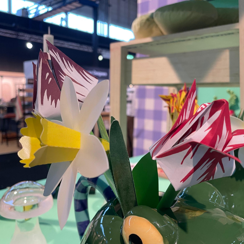 Papieren narcissen en tulpen in glazen vaas