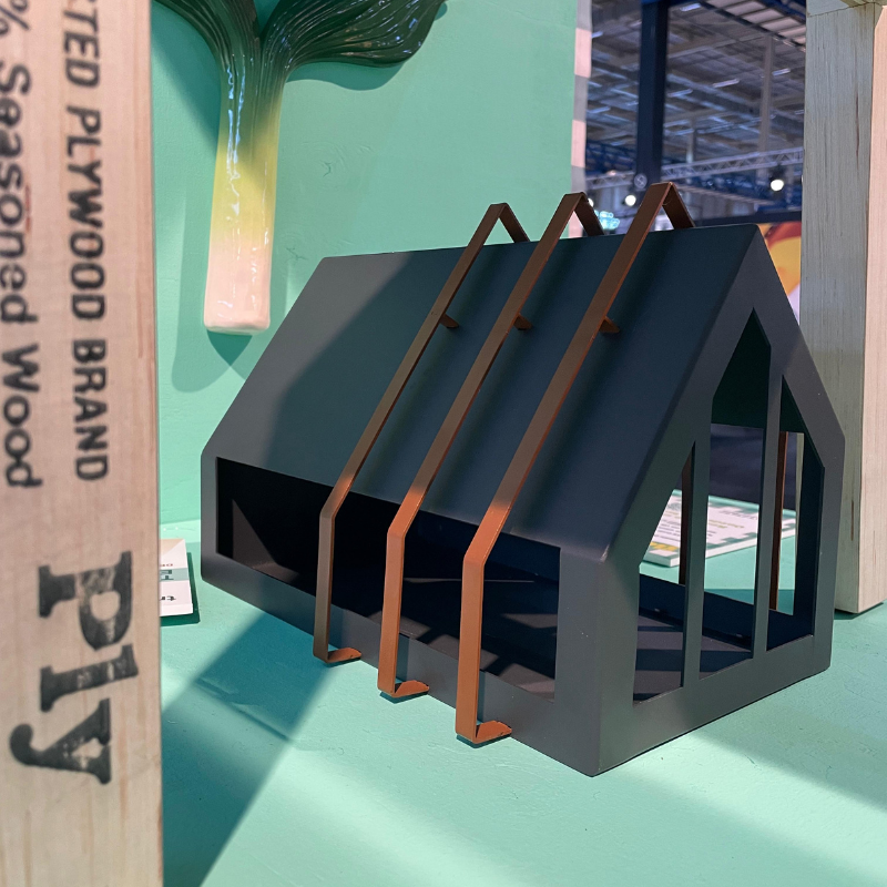 Moderne metalen hondenmand in de vorm van een huisje