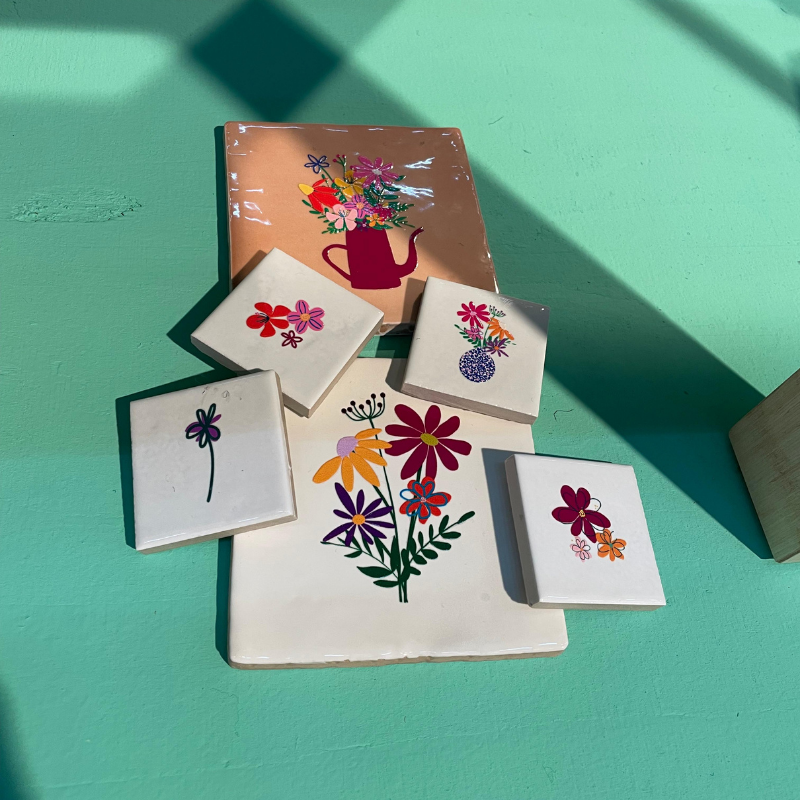 Handbeschilderde keramische tegels met kleurrijke bloemenmotieven