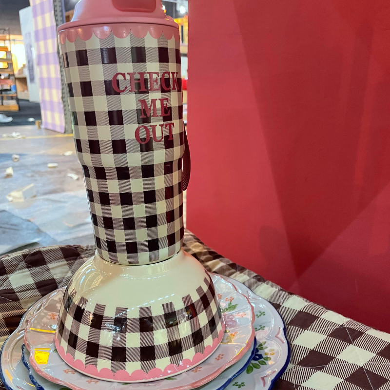 Geruite drinkbeker met tekst ‘Check Me Out’ op servies