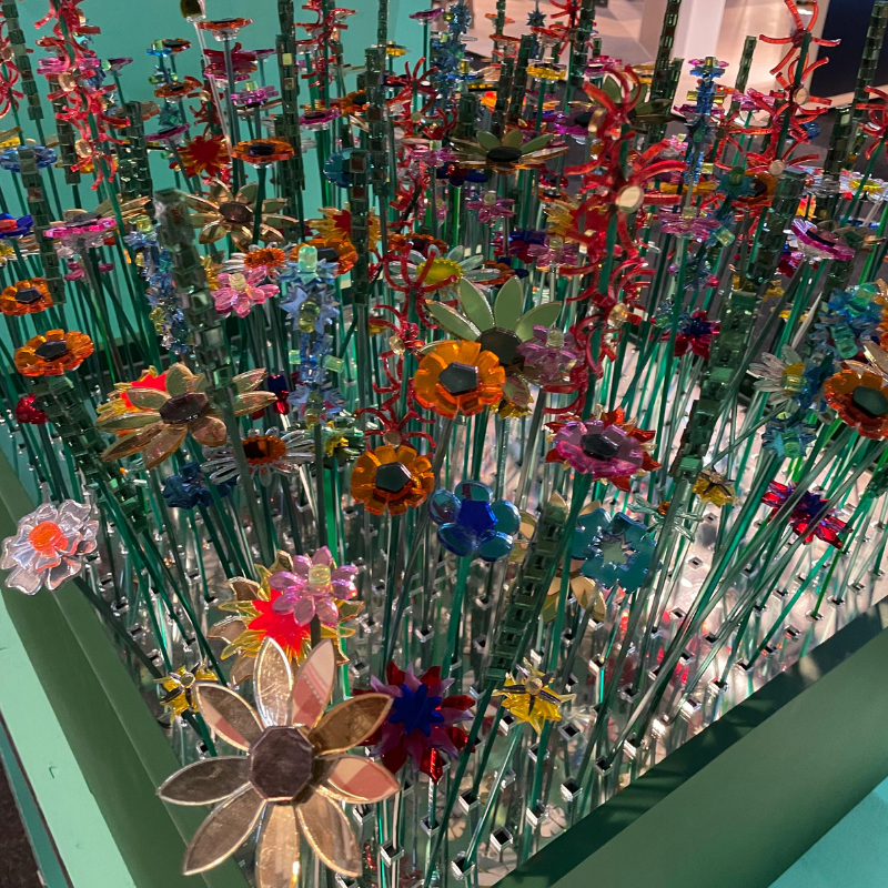 Kleurrijke glazen bloemen in een dicht kunstinstallatie